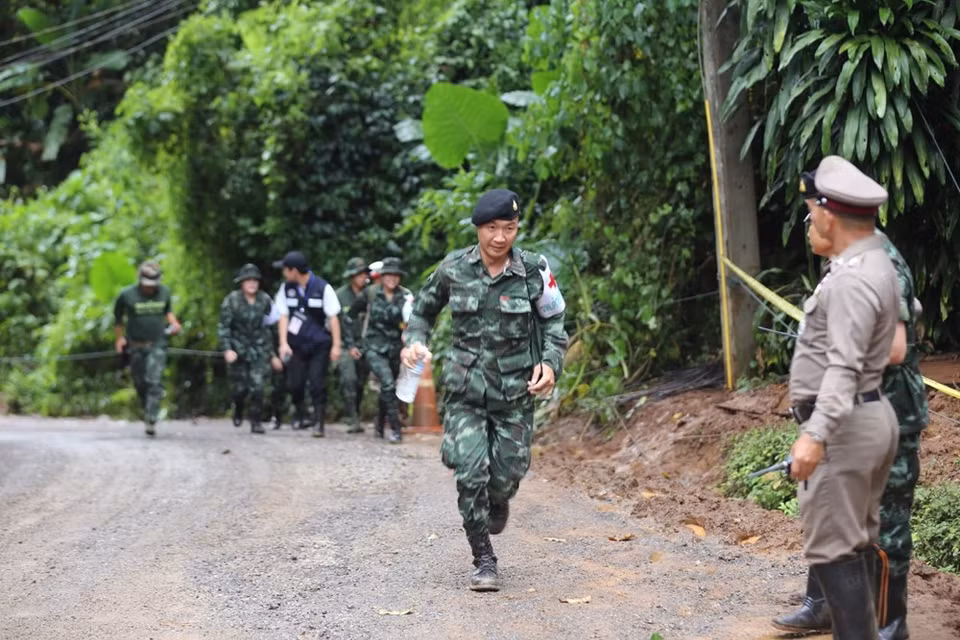 Rescue force members are seen outside the Tham Luang cave in Chiang Rai province, Thailand where a youth football team are being trapped inside due to flood water. (Photo: VNA) 