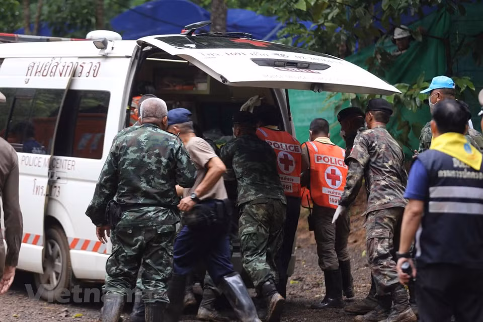 Thai authorities place a rescued boy in an ambulance for transportation from the Tham Luang cave to the hospital. (Photo: VNA) 
