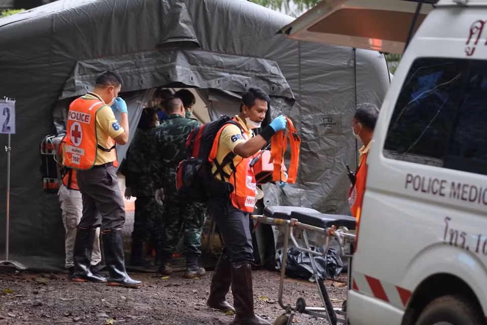 Emergency workers are all set to provide care for the boys. (Photo: VNA) 