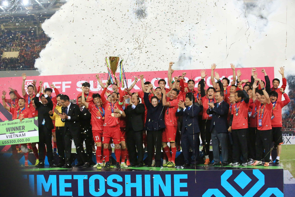 Prime Minister Nguyen Xuan Phuc presents the trophy of the AFF Suzuki Cup 2018 to Vietnam’s men national football team at My Dinh National Stadium. (Photo: VNA)