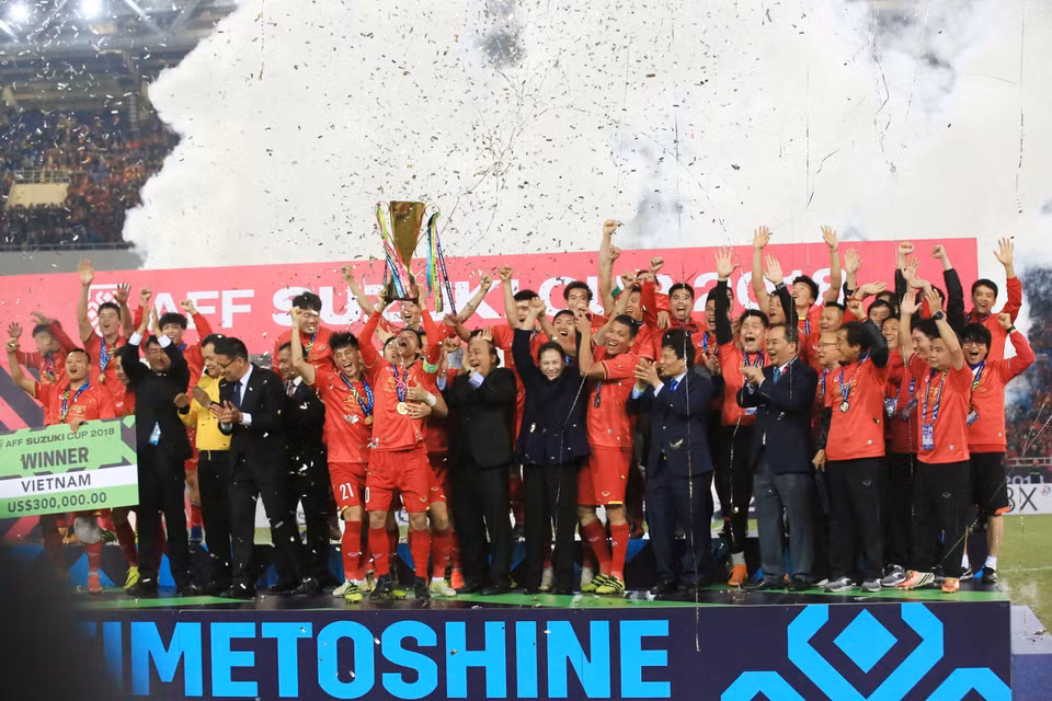 Prime Minister Nguyen Xuan Phuc presents the trophy of the AFF Suzuki Cup 2018 to Vietnam’s men national football team at My Dinh National Stadium. (Photo: VNA)