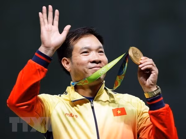 Shooter Hoang Xuan Vinh wins a gold medal in the men's 10m air pistol event, 2016 Summer Olympics, in Brazil, becoming Vietnam’s first Olympic gold medalist. (Photo: VNA)