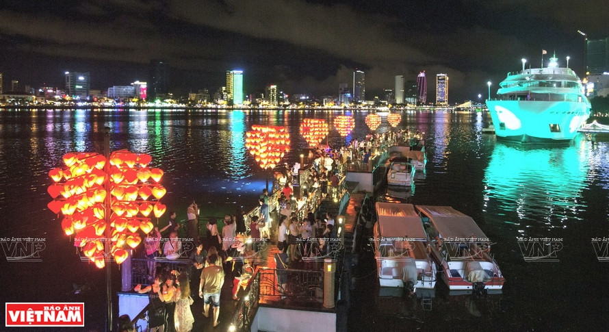Though it does not cross Han River, Love bridge is a unique architectural work by the river. It is also a tourist magnet in Da Nang city. (Photo: VNA)