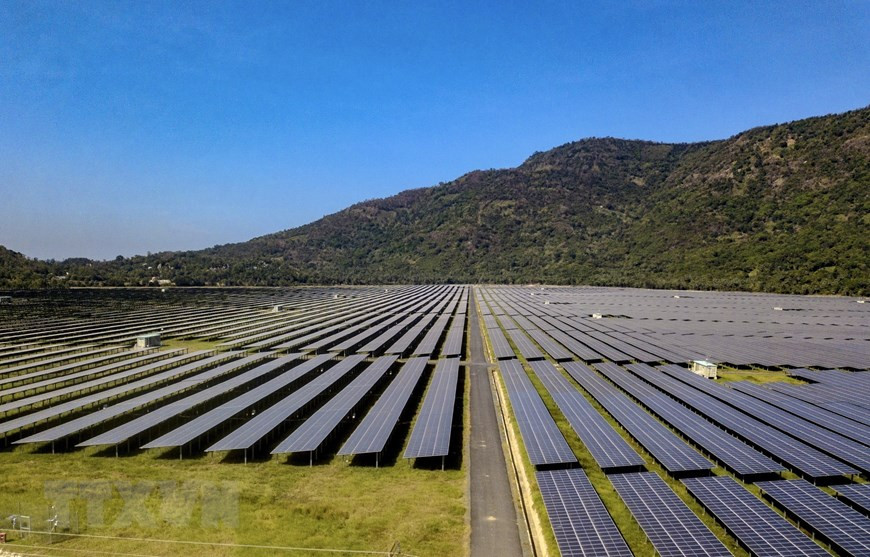 Renewable energy is expected to become the largest source of electricity of the world by 2025, replacing fossil energy. Vietnam has made impressive achievements in renewable energy development, surpassing other Southeast Asian nations. To date, Vietnam’s output reached over 17,000 MW. The Sao Mai - An Giang Solar Power Plant with a total capacity of 210MWp, for instance, contributes nearly 400 million kWh per year to the national grid. (Source: VNA)
