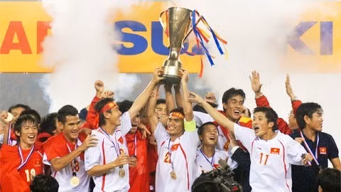 Vietnamese men’s football team celebrate after winning AFF Cup 2008 championship. (Photo: VNA)