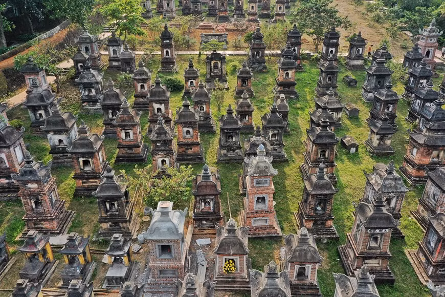 The pagoda’s tower garden is considered the most largest and most beautiful of its kind in Vietnam. This is where the bone-ash and sarira of over 1,000 monks and nuns are kept. Most of the towers are 3-5m high and have three or four stories. These towers, inscribed with the dates of birth and death of the monks, are a valuable source for researchers of Lam Te Buddhism.(Photo: Mai Mai/Vietnamplus)
