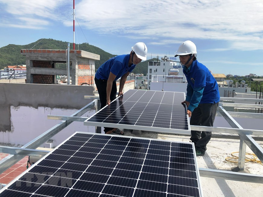 Installing solar power panels for households in Quy Nhon city, Binh Dinh province. (Source: VNA)