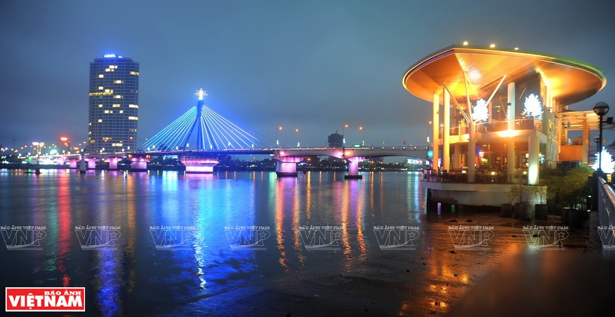 Bridges over Han River are lightened up by night. (Photo: VNA)