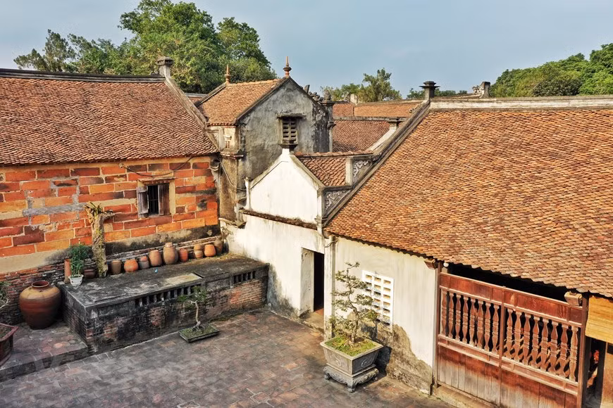 Bo Da pagoda is remarkable for its feng shui characteristics, architecture, woodblocks, guardian god statues, and the largest tower garden in Vietnam (Photo: Mai Mai/Vietnamplus)