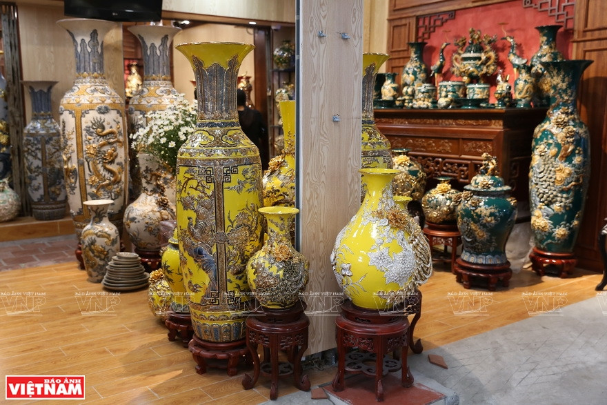 With a wide range of products, Bat Trang village has become a popular tourist destination, attracting domestic and foreign visitors to the locality. (Photo: VNP/VNA)