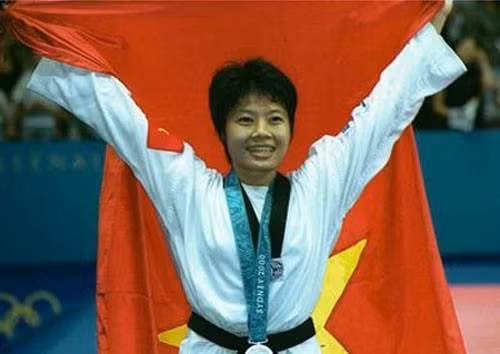 Taekwondo athlete Tran Hieu Ngan brings the first silver Olympic medal to Vietnam while competing at the 2000 Summer Olympics, Sydney. (Photo: VNA)