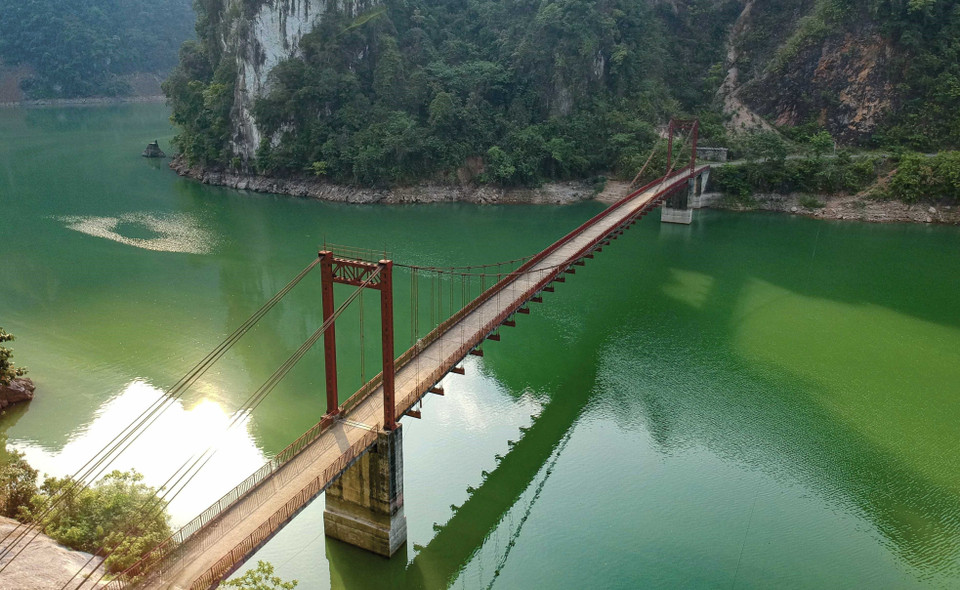 Pa Phong Bridge, crossing the Son La Reservoir. (Photo: VNA)