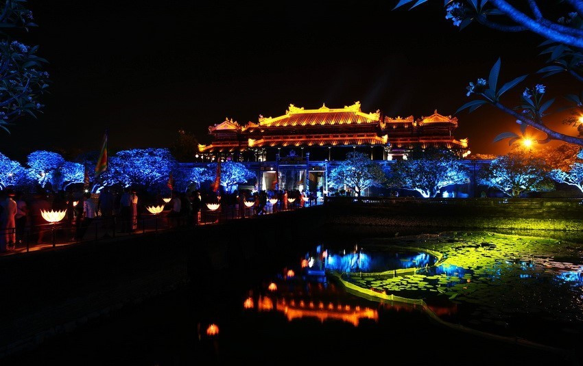 The "imperial city in the evening will immerse visitors in a spectacular atmosphere of the dazzling ceremonies of royal life. (Photo: VNA)