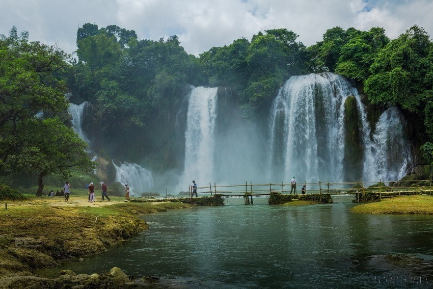 Laying at the foot of the waterfall is a river. (Photo: VNA)