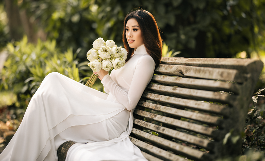 On the eve of the preliminary round of the Miss Universe Vietnam 2022 pageant, Miss Khanh Van showed off her beautiful figure dressed in a traditional white ao dai during a fashion photo shoot. (Photo: Vietnam+)