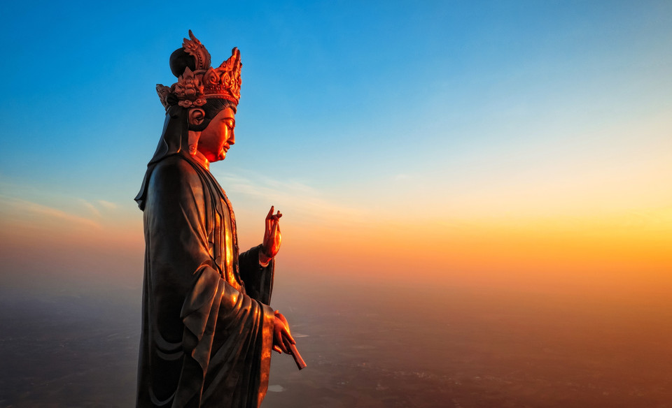 Standing on the roof of the Southern house in the middle of a sea of white clouds, Buddha Lady Tay Bo Da Son directs her compassionate eyes towards the fertile Tay Ninh plain, giving blessings and peace to the nature. (Photo: VNA)