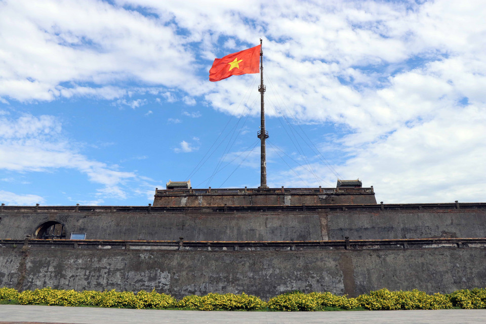 The national flag rises in Ngo Mon flag pole. (Photo: VNA)