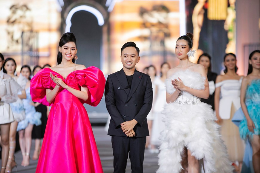 The first night of the Vietnam Beauty Fashion Fest took place in the northern province of Thai Nguyen and featured beauty pageant winners and runners-up. (Photo: Vietnam+)