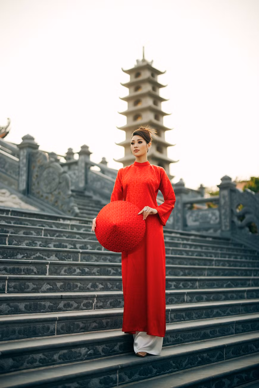 Miss Khanh Van wears a bright red “ao dai”, expressing her aspirations and trust in the good things that lie ahead. (Photo: Vietnam+)