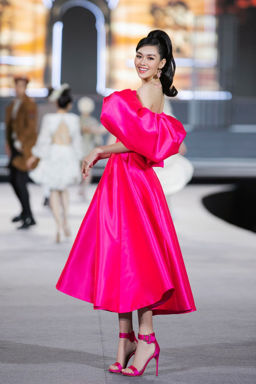 Opening the Savour Des Paris collection by designer Le Ngoc Lam, runner-up Tuong San wore a sweet pink cocktail dress. (Photo: Vietnam+)