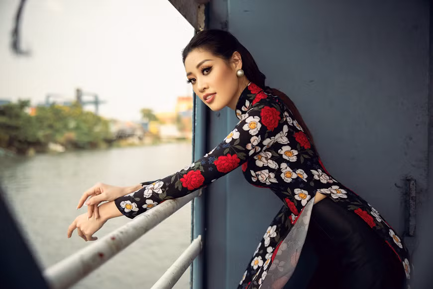 Miss Khanh Van chose a black “ao dai” with flower motifs, combined with a hairstyle reminiscent of prosperous old-school city women. (Photo: Vietnam+)