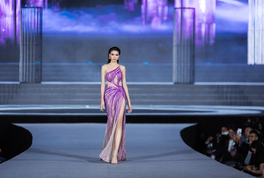 Runner-up Ngoc Thao graced the catwalk in a design featuring a daring cut-out from the Perfume collection by designer Nguyen Minh Tuan. (Photo: Vietnam+)