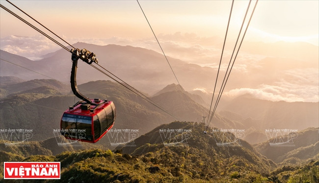 A cable car takes visitors from Muong Hoa Valley to the peak of Mount Fansipan - the Roof of Indochina. (Photo:VNP/VNA)