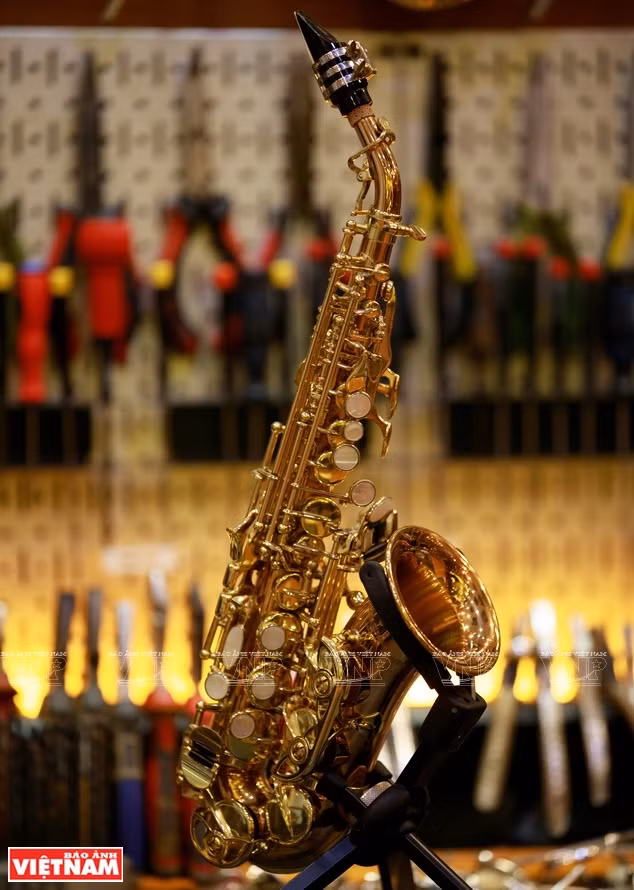 The more challenging it is to fix an instrument, the more excited he is.(Photo: VNP/VNA)