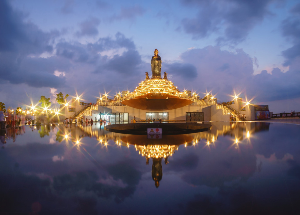 Standing on the mountain top amid the white clouds, Buddha Lady directs her compassionate eyes towards the fertile Tay Ninh plain, giving blessings and peace to the people and the nation. (Photo: VNA)
