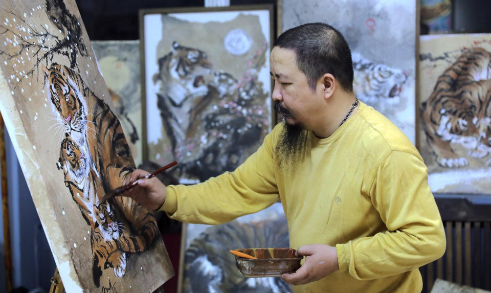 In addition to depicting the majestic image of the “lord of the forest”, Ninh also wants to talk about the nuance of emotional matters close to humans, such as motherhood. (Photo: VNP/VNA) 