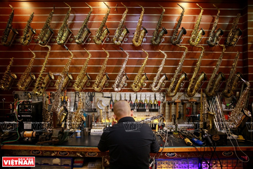 Khang took over the job when he was 17 and now has mastered not only saxophones but also other wind instruments. (Photo: VNP/VNA)
