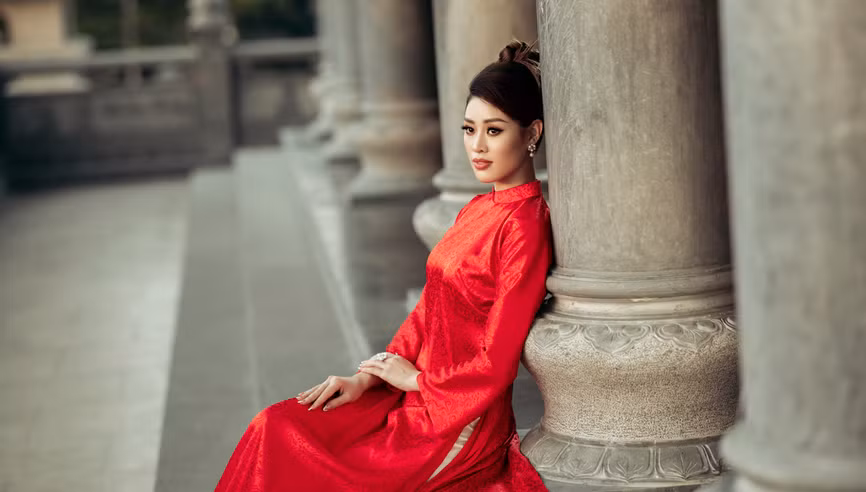 Miss Khanh Van is brilliant and beautiful in an “ao dai” in the afternoon. (Photo: Vietnam+)