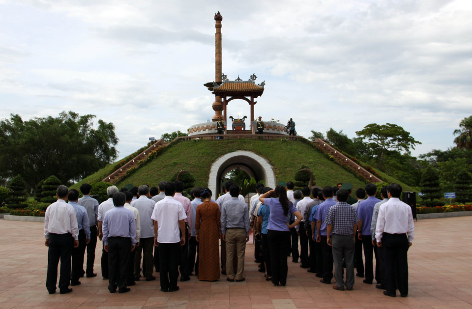 Senior officials of the central province of Quang Tri pay tribute to fallen soldiers at the Ancient Citadel of Quang Tri on July 24. The old citadel and a small area around it was bombarded by the combined fire power of American B52 strategic bombers and thousands of artillery pieces during the US war. (Photo: VNA)