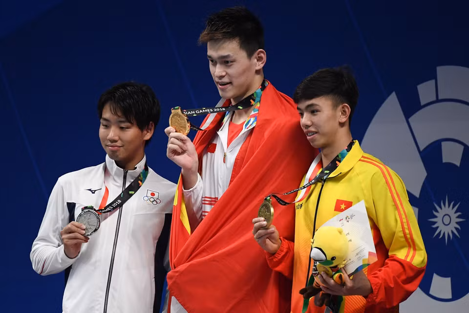 Swimmer Nguyen Huy Hoang (R) won bronze in the men’s 800m freestyle event. (Source: VNA)