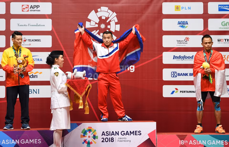Weightlifter Thach Kim Tuan (L) won the first silver medal for Vietnam on August 20 (Source: VNA)