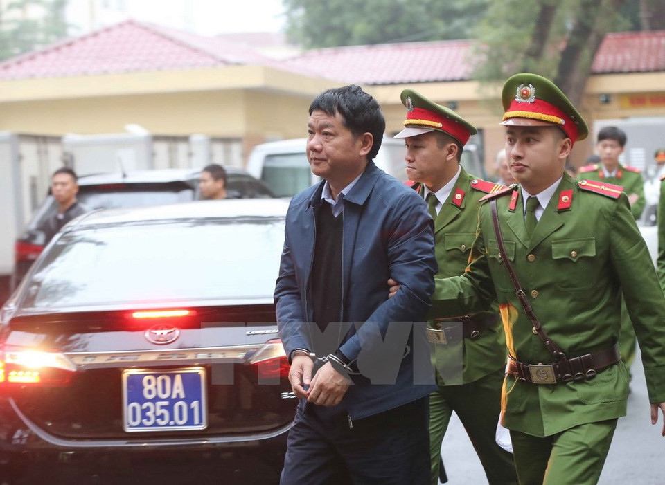 Dinh La Thang, former Chairman of the Member Council of PetroVietnam, was led to the court. (Source: VNA)