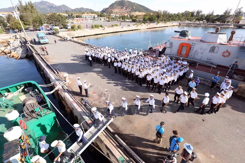 Naval soldiers ​queue up to go aboard. (Source: VNA) 