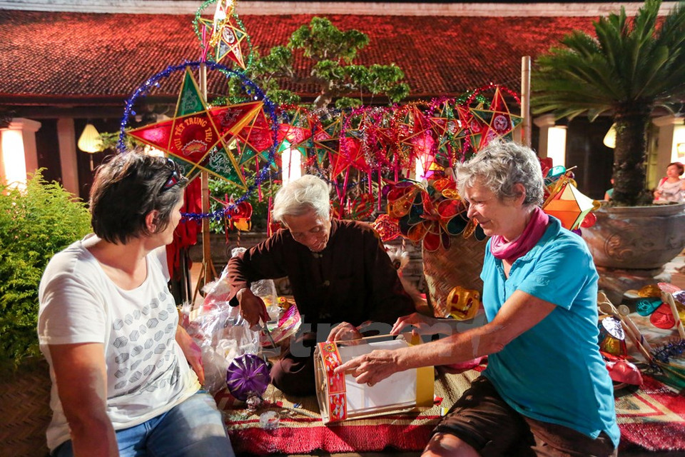 Foreigners learn to make Vietnam’s traditional lanterns (Photo: VNA)