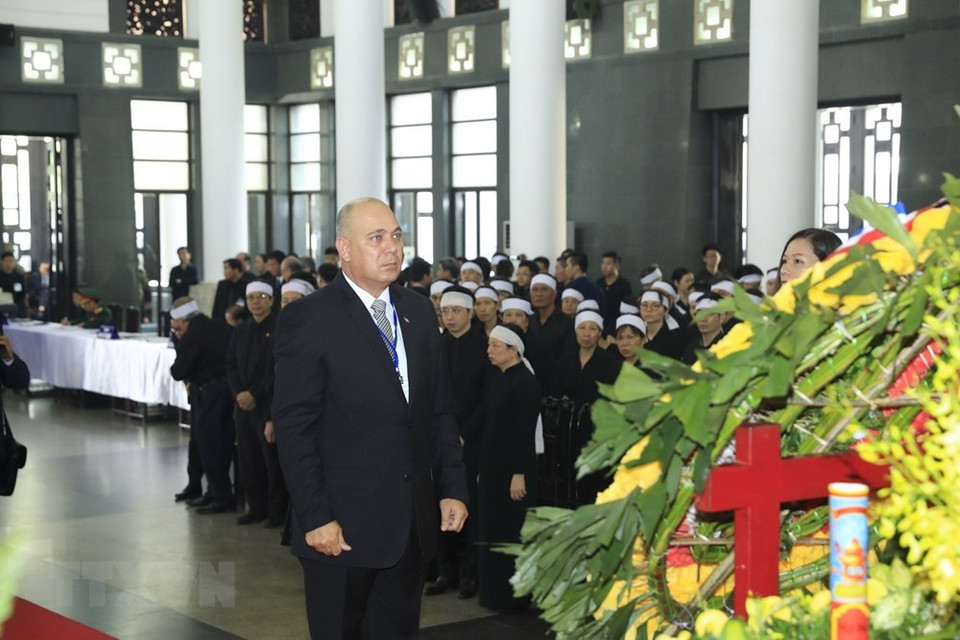 Cuban Vice President of the Council of State and Council of Ministers Roberto Morales Ojeda pays last respects to President Tran Dai Quang (Photo: VNA)