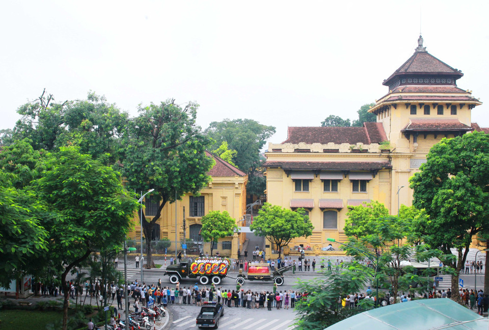 A hearse carrying the coffin of President Tran Dai Quang crosses the street to the burial site (Photo: VNA)
