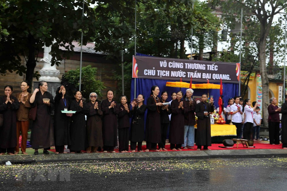 People stand along a road in Ninh Binh to pay their respect (Photo: VNA)