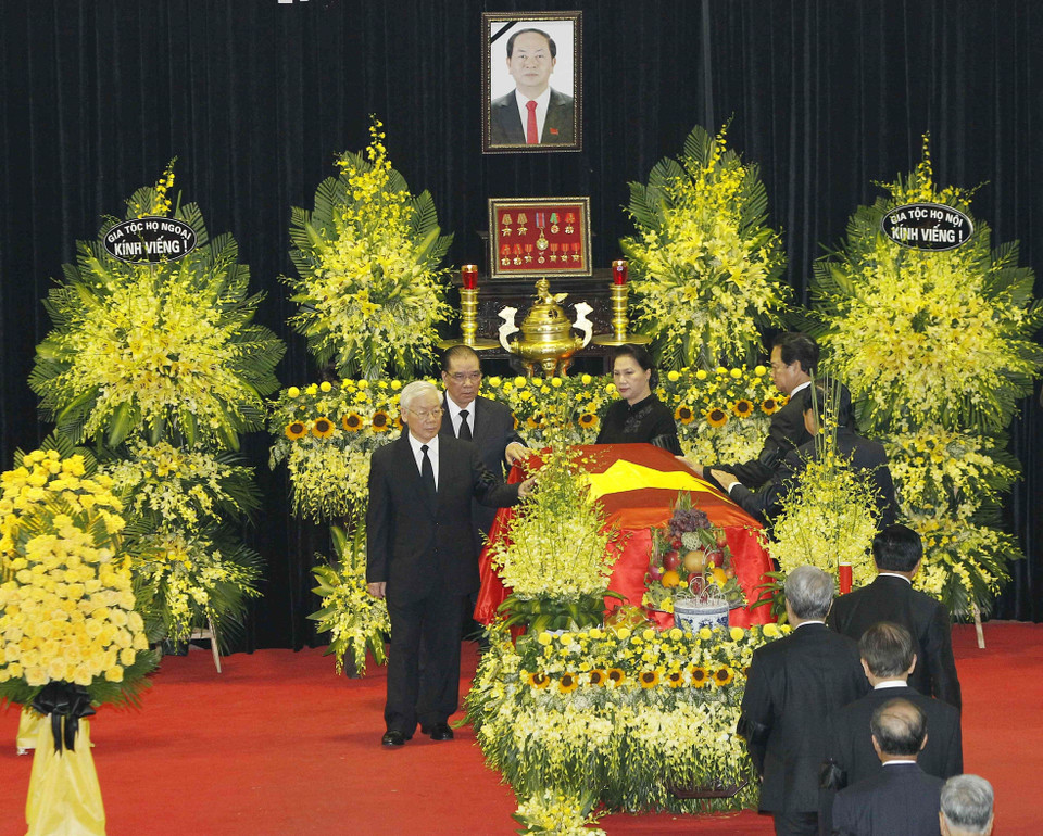 Party, State, Government and National Assembly leaders and former leaders pay last respects to President Tran Dai Quang (Photo: VNA)