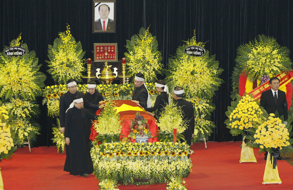 Members of President Tran Dai Quang's family pay last respects to him (Photo: VNA)