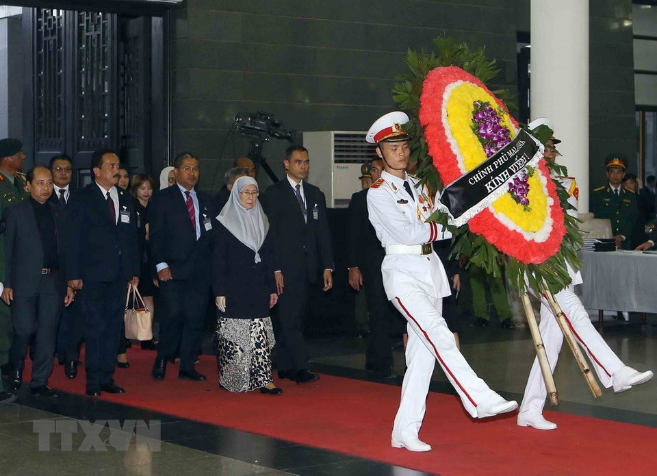 The Malaysian delegation led by Deputy Prime Minister Wan Azizah Wan Ismail (Photo: VNA)