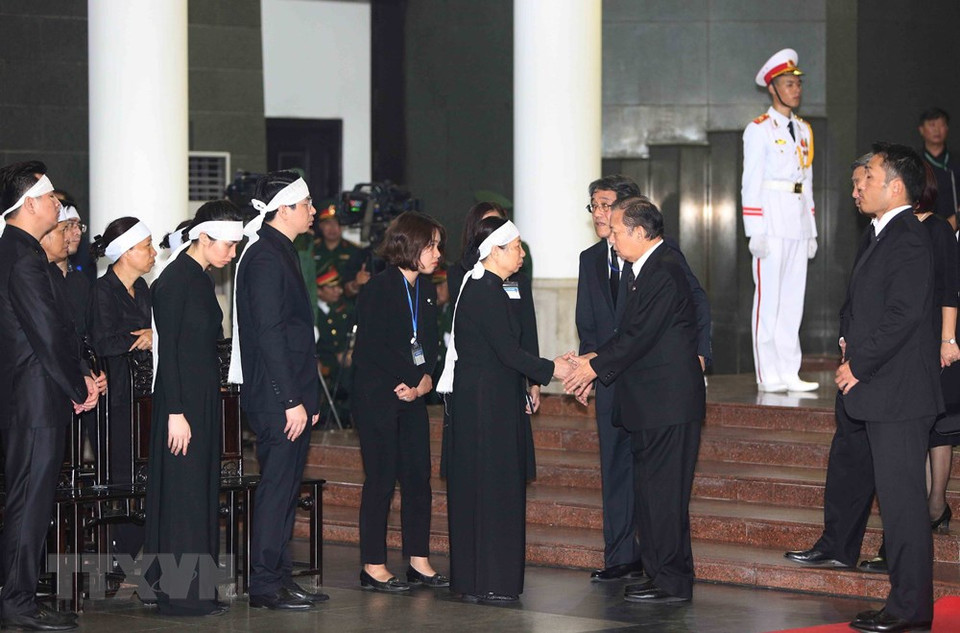The Japanese delegation expresses condolences to President Tran Dai Quang's family members (Photo: VNA)