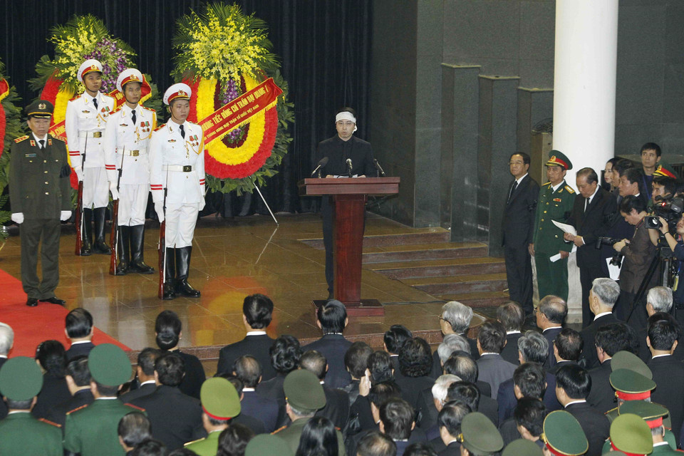 A representative of President Tran Dai Quang's family thanks respect payers to the leader's funeral (Photo: VNA)