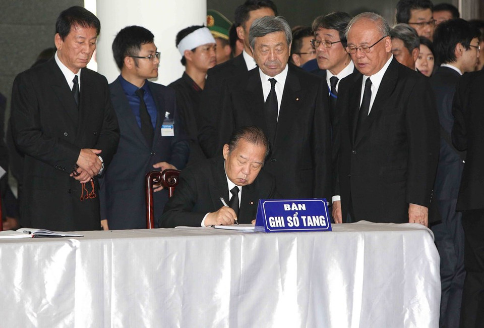 A representative from the Japanese delegation writes in the funeral book (Photo: VNA)
