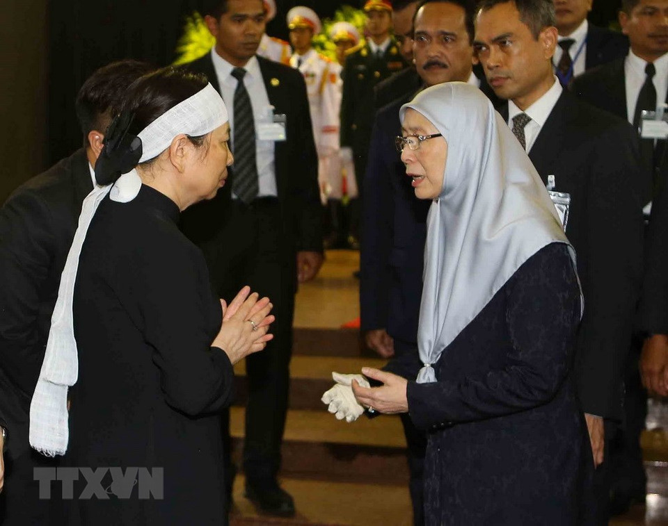  Malaysian Deputy Prime Minister Wan Azizah Wan Ismail expresses condolences to President Tran Dai Quang's wife (Photo: VNA)