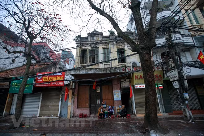 An empty street in early morning of the first day of the Year of the Dog (Photo: VNA)