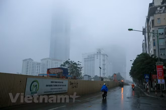 The city seems to be half asleep in rain after an exciting night (Photo: VNA)